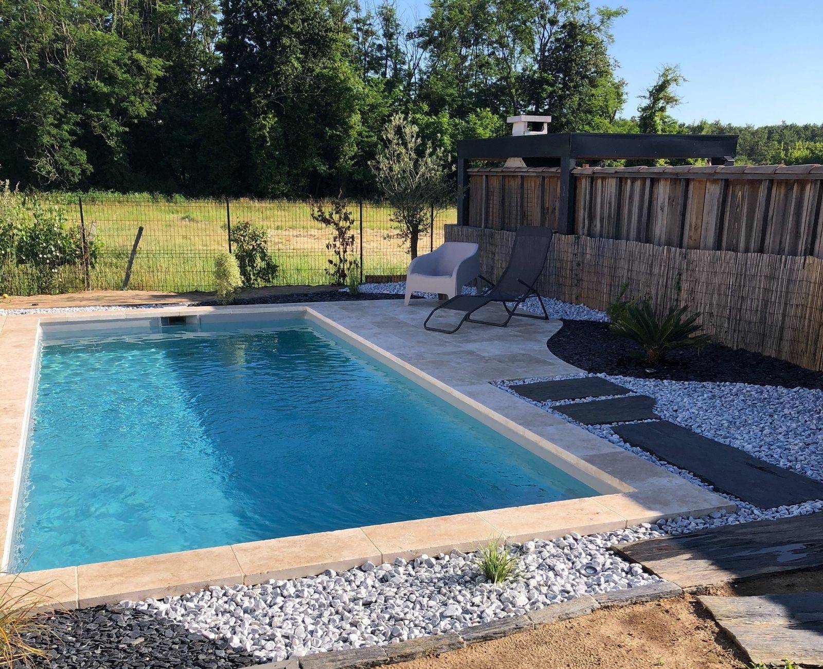 Aménagement paysager autour d'une piscine par Moreau Paysage en Maine-et-Loire