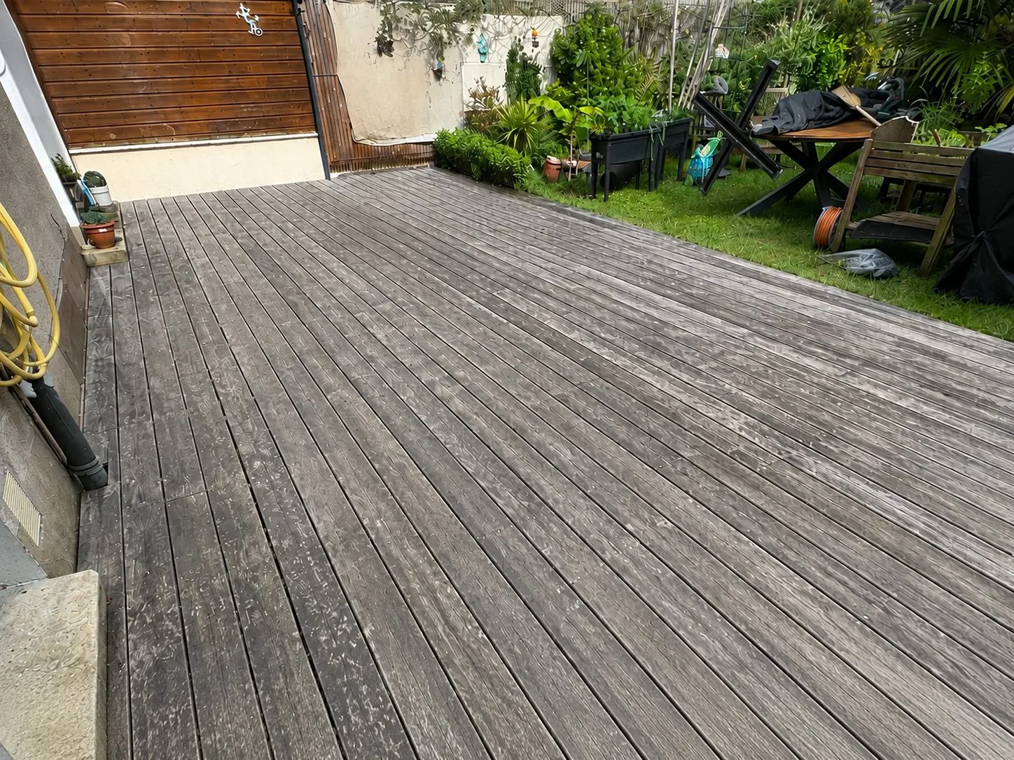 Terrasse bois exotique grise avant rénovation par Moreau Paysage