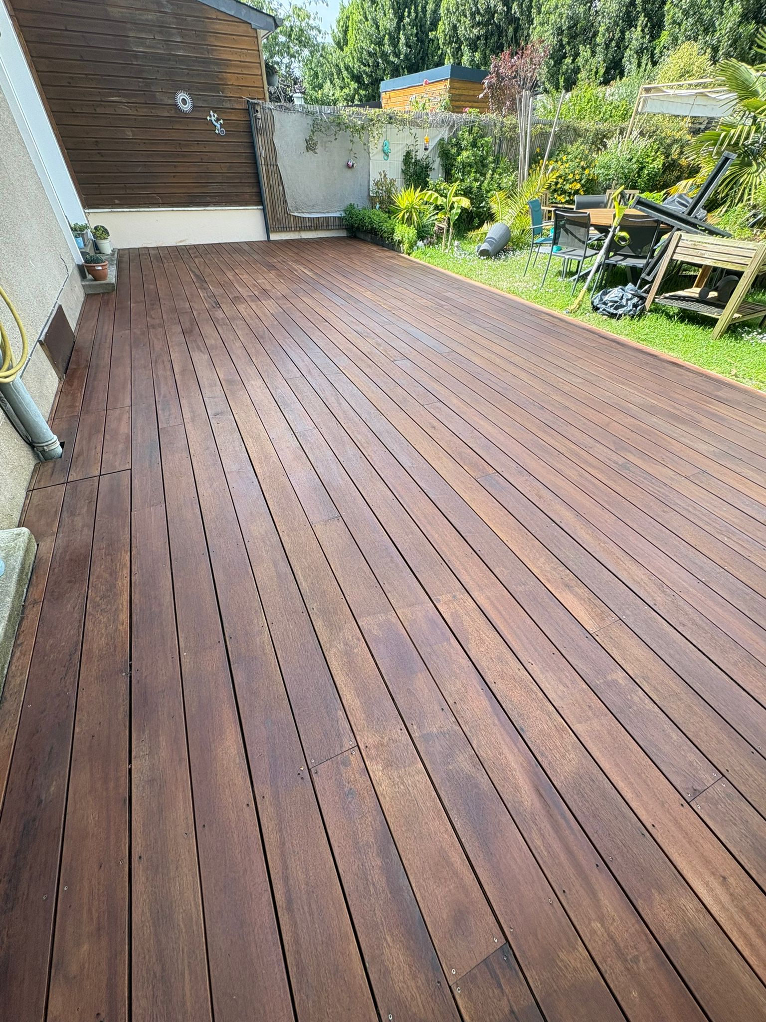 Terrasse bois exotique restaurée après deux couches de saturateur par Moreau Paysage