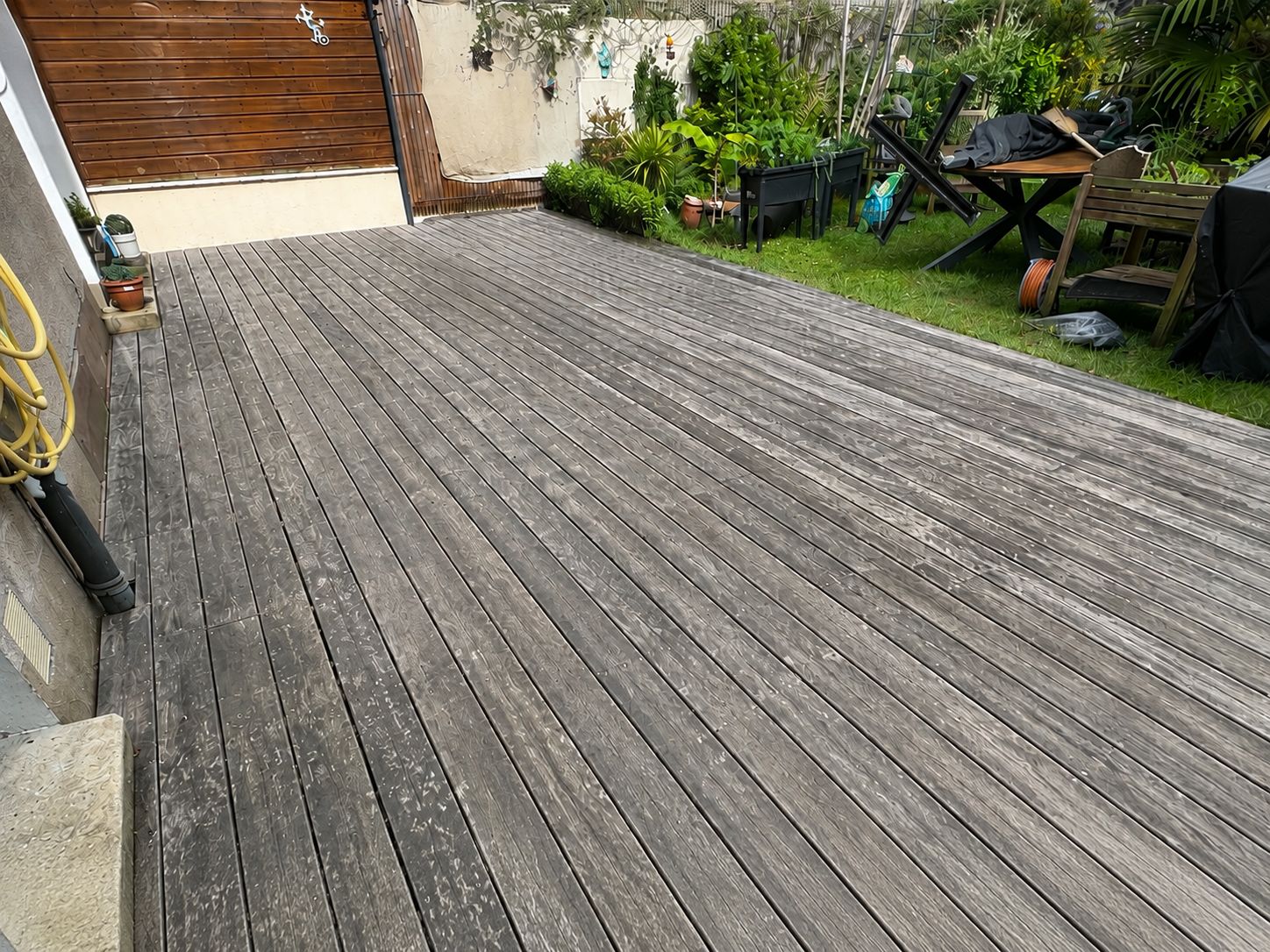 Terrasse bois exotique grise avant rénovation par Moreau Paysage