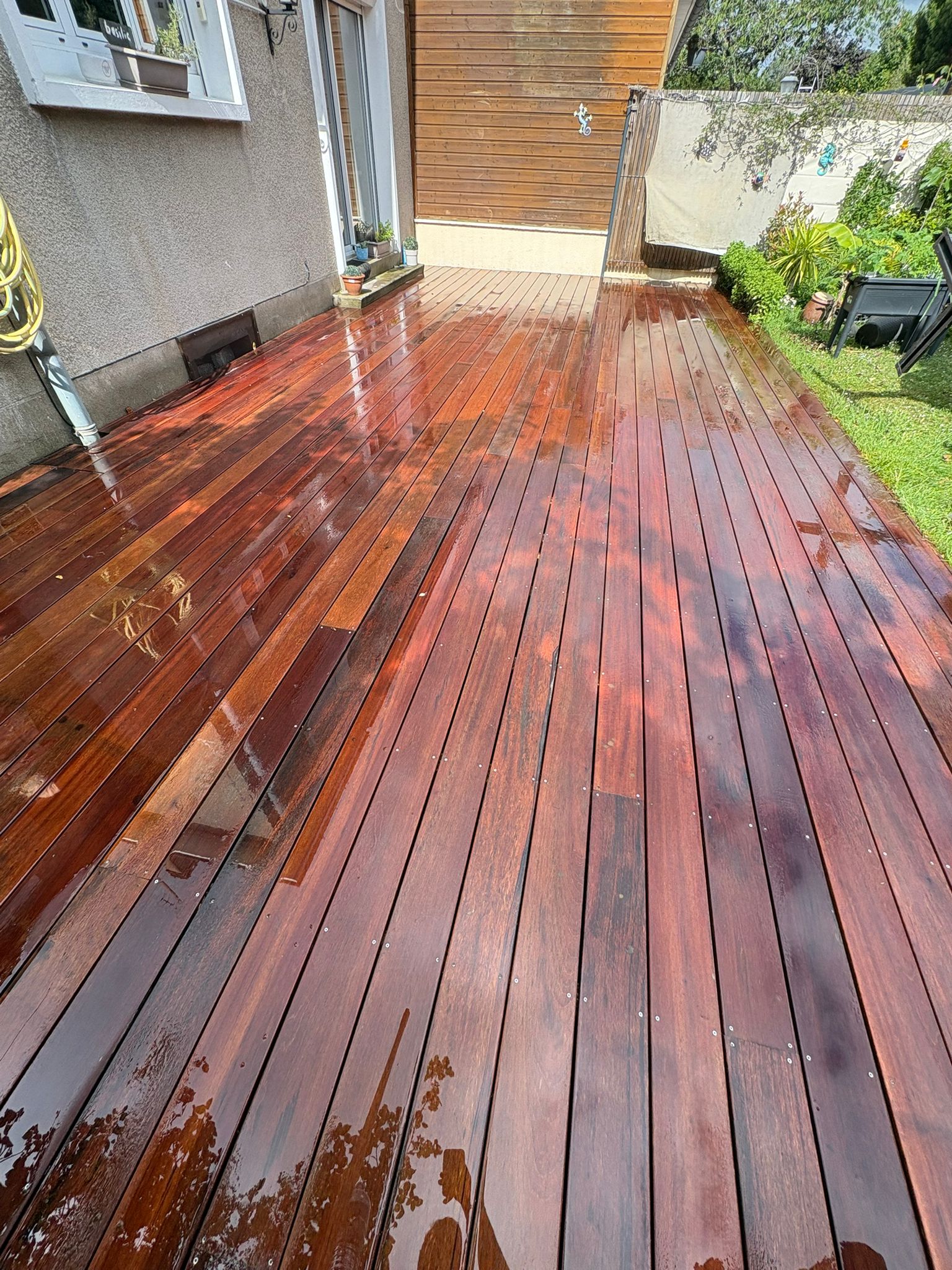 Terrasse en cours de dégraissage spécial bois exotique par Moreau Paysage